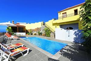 a villa with a swimming pool and a house at Ferienhaus für 6 Personen ca 105 qm in La Punta, La Palma Westküste von La Palma in Tijarafe