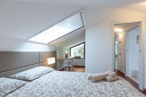 una camera con un grande letto e un lucernario di [Terrazzino Vista Mare] Idromassaggio Wi-Fi A/C a Porto San Giorgio