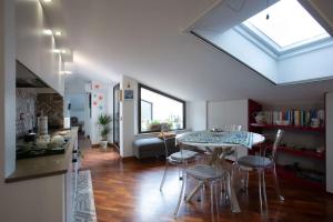 una cucina e una sala da pranzo con tavolo e sedie di [Terrazzino Vista Mare] Idromassaggio Wi-Fi A/C a Porto San Giorgio