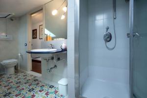 bagno con doccia, lavandino e servizi igienici di [Terrazzino Vista Mare] Idromassaggio Wi-Fi A/C a Porto San Giorgio