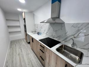 eine Küche mit einer Spüle und einer Arbeitsplatte in der Unterkunft Estudio nuevo zen in Calafell