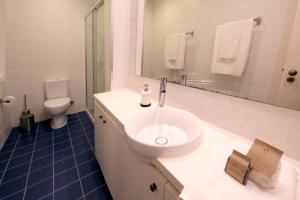 Ένα μπάνιο στο Apartamentos Ázera - António Ázera