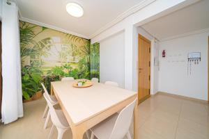 a dining room with a white table and chairs at Front Line Apartment Jakarta 2 in El Campello