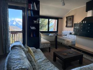 - un salon avec un canapé et une table dans l'établissement ComeCasa La Magdeleine 2 Bedrooms Chalet, à La Magdeleine