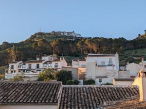 una vista de una ciudad con una colina en el fondo en Casa Virgen de Gracia en Archidona