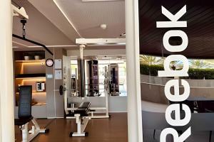 sala de fitness con espejo y gimnasio en Solar Tambaú Apartamentos Luxuosos, en João Pessoa