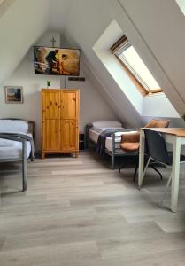 een zolderkamer met 2 bedden en een bureau bij B1- Appartements in Bochum
