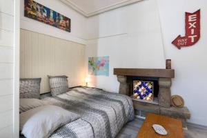 een slaapkamer met een bed en een open haard bij Une escale de charme au port de Dinan ... in Dinan