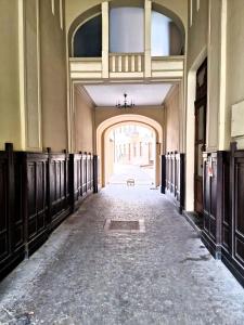 an empty hallway in a building with an archway at Gold City Point Piotrkowska 37 in Łódź
