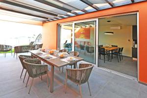 uma sala de jantar com mesa e cadeiras em Ferienhaus mit Privatpool für 6 Personen ca 122 qm in Las Crucitas, Gran Canaria Südküste Gran Canaria em Maspalomas