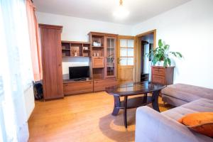 een woonkamer met een bank en een tafel bij Penzion Kormoran in Námestovo