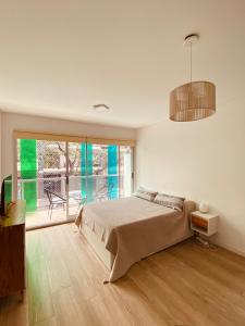 um quarto com uma cama grande e uma janela grande em Luminoso Monoambiente en Villa Crespo em Buenos Aires