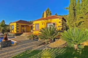 ein gelbes Haus mit Pool davor in der Unterkunft Ferienhaus für 4 Personen ca 120 qm in Tijarafe, La Palma Westküste von La Palma in Tijarafe