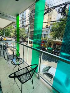 2 sillas y una mesa en el balcón en Luminoso Monoambiente en Villa Crespo en Buenos Aires