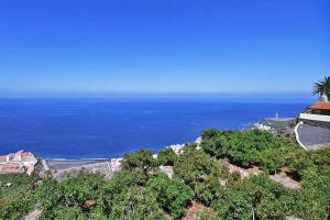 una vista del océano desde la cima de una colina en Ferienhaus für 4 Personen ca 75 qm in Puerto Naos, La Palma Westküste von La Palma en Puerto Naos
