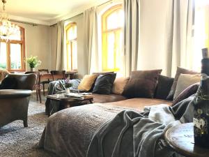 ein Wohnzimmer mit einem Sofa und einem Tisch in der Unterkunft Landhaus Vogtland in Bad Elster