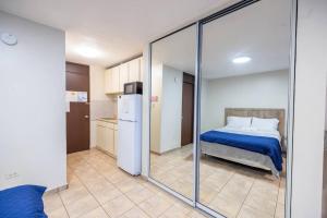 Schlafzimmer mit einem Bett und einer Glaswand in der Unterkunft Golden Dream Villas & Studio A/B Pool View in Isabela