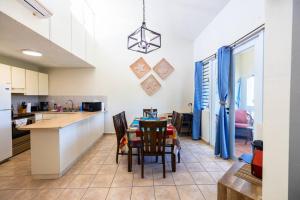 Η κουζίνα ή μικρή κουζίνα στο Golden Dream Villas & Studio A/B Pool View