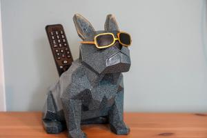 een standbeeld van een hond met een bril op een tafel bij City Centre Apartment with Free Parking, Super-Fast Wifi and Smart TV with Netflix by Yoko Property in Milton Keynes