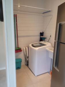 uma máquina de lavar e secar roupa num pequeno quarto em Apartamento em Ipanema no Rio de Janeiro
