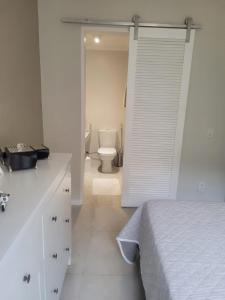 um quarto com uma cama e uma casa de banho com um WC em Apartamento em Ipanema no Rio de Janeiro