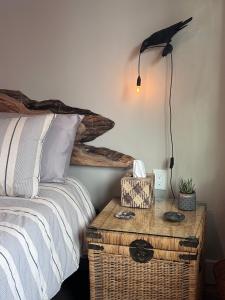 um quarto com uma cama e uma mesa com um candeeiro em Cowichan Valley Guest Cottage em Ladysmith