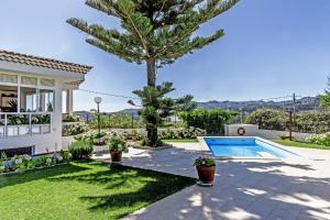 una casa con piscina y un árbol en el patio en Ferienhaus mit Privatpool für 8 Personen ca 500 qm in Santa Maria De Guia, Gran Canaria Nordküste Gran Canaria, en Santa María de Guía de Gran Canaria