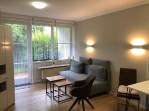ein Wohnzimmer mit einem Sofa und einem Tisch in der Unterkunft Ferienwohnung Parkblick 712 in Bad Rodach