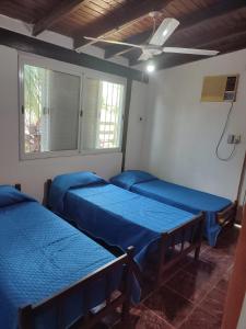 una camera con due letti e una finestra di Casa de Alquiler a Corrientes