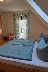 1 cama con sábanas azules en una habitación en Ferienwohnung Ankert, en Finsterwalde