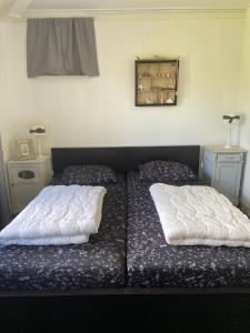 dos camas sentadas una al lado de la otra en un dormitorio en Friesche Zusje, en Makkum