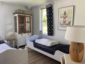 1 dormitorio con 1 cama y 1 lámpara en Friesche Zusje, en Makkum