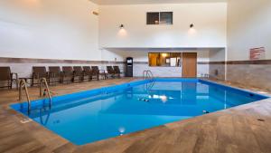 een groot zwembad met blauw water in een gebouw bij Best Western Monticello in Monticello