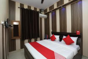 Cama ou camas em um quarto em OYO Flagship Sunrise Inn Guest House