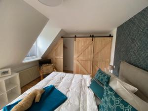 a bedroom with a bed with a sliding barn door at Ferienhaus Boddenblick mit Sauna in Pruchten