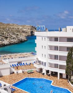 a hotel with a swimming pool and a beach at Globales Simar in Cala de Sant Vicenc