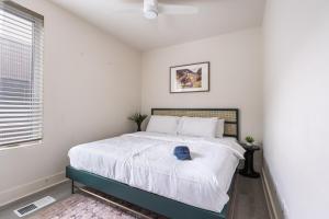 En eller flere senge i et værelse på Outrider 107 by AvantStay Perfect Nash Location