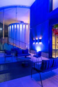 un hall avec des canapés et des tables dans un bâtiment dans l'établissement Radisson Blu Hotel Milan, à Milan