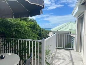 Galeriebild der Unterkunft Studio Jasmin à 2 mn de la plage de Friar's Bay in Friar's Bay