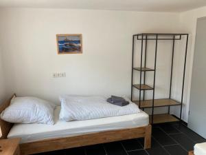 a bed in a room with a shelf at Ferienapartment Dörfles-Esbach in Dörfles