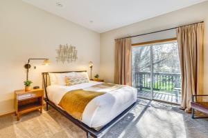 ein Schlafzimmer mit einem Bett und einem großen Fenster in der Unterkunft Central Boise Vacation Rental about 1 Mi to Downtown! in Boise