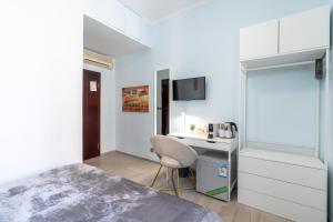 a bedroom with a bed and a desk with a chair at CARLO ALBERTO GUESTHOUSE - close to CENTRAL STATION in Rome