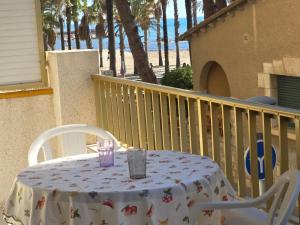 サロウにあるMiramar Nauticのビーチ付きのバルコニー(テーブル、椅子付)