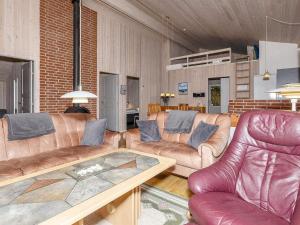 sala de estar con sofás de cuero y mesa en Holiday home Farsø VIII, en Farsø