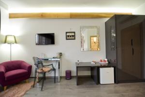 a room with a desk and a chair and a mirror at PIAZZA ROOMS Zadar in Zadar