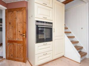 una cocina con horno empotrado y una escalera en 6 person holiday home in Harbo re en Harboør