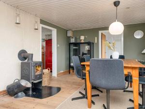 sala de estar con mesa y estufa de leña en 6 person holiday home in Harbo re en Harboør