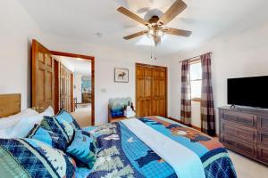 um quarto com uma cama e uma ventoinha de tecto em Postcard Pines em Jim Thorpe