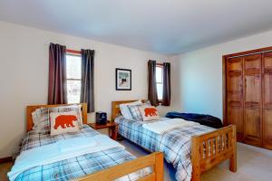 um quarto com 2 camas e um armário de madeira em Postcard Pines em Jim Thorpe