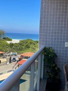 uma varanda com vista para o oceano em Apartamento Por do sol Le Bon Vivant em Arraial do Cabo